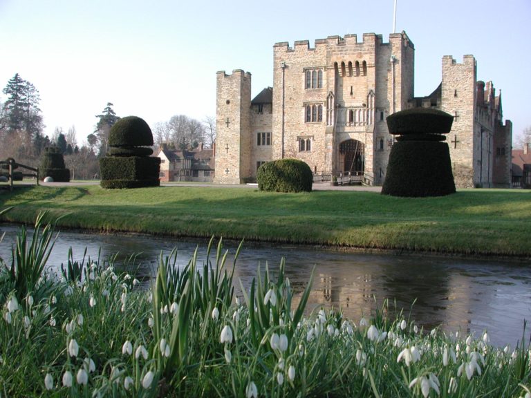 Castle with snowdrops 768x576